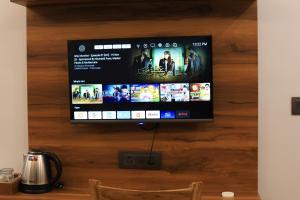 TV tai viihdekeskus majoituspaikassa Hotel Mahadev Rishikesh
