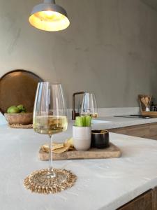 twee wijnglazen op een aanrecht in een keuken bij Puur-Polder-Logies PUUR in Wemeldinge