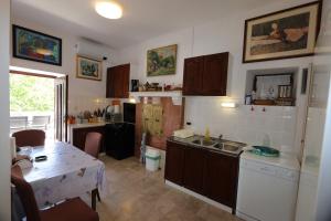 Kuchyň nebo kuchyňský kout v ubytování Holiday home in Silo - Insel Krk 26681