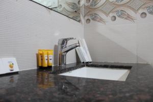 a sink in a room with a fossasteryasteryasteryasteryasteryasteryasteryastery at Hotel Pushkar Legacy in Pushkar