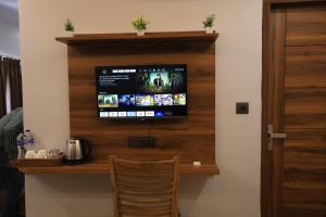 TV tai viihdekeskus majoituspaikassa Hotel Mahadev Rishikesh