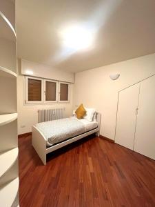 una camera da letto con un letto con un cuscino giallo di Porta Vittoria Apartments by Accomodo a Milano