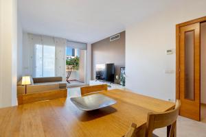 sala de estar con mesa y sofá en Hauzify I Apartament Balmanya 2D, en Sant Feliu de Guíxols