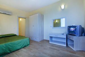 TV a/nebo společenská místnost v ubytování Garden Park Beldibi Hotel