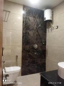Kylpyhuone majoituspaikassa Hotel Mahadev Rishikesh