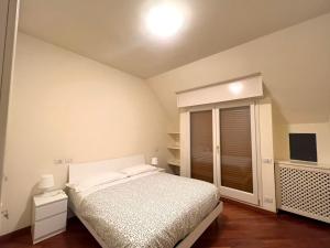 una camera con un letto e una televisione di Porta Vittoria Apartments by Accomodo a Milano