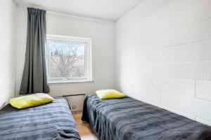 2 camas en una habitación con ventana en Holiday Home Near Water, Forest, And Mns Cliffs, en Stege