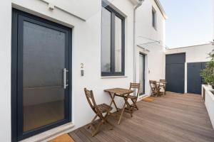 a patio with chairs and a table on a building at GuestReady - King House 1 in Porto