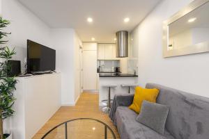 a living room with a couch and a tv at GuestReady - King House 1 in Porto