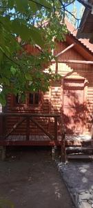 een houten gebouw met een bank ervoor bij Teushen 5 in Perito Moreno