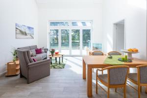 uma sala de estar com um sofá e uma mesa em Bi uns to Hus em Dagebüll