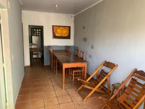 uma sala de jantar com uma mesa de madeira e cadeiras em Samambaia 01 em Brasília
