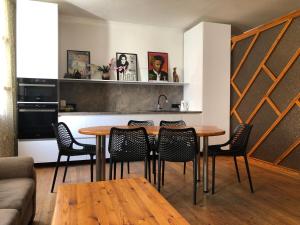 Nhà bếp/bếp nhỏ tại Riga Old City - 4 Bedroom Apartment