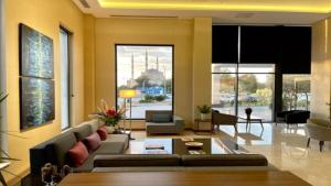 uma sala de estar com um sofá e uma mesa em Türkmen Riverside Hotel Adana em Adana