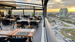 Restaurace v ubytování Türkmen Riverside Hotel Adana