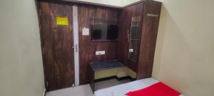 a small room with a tv and a bench in it at Jubilee Homes in Hyderabad