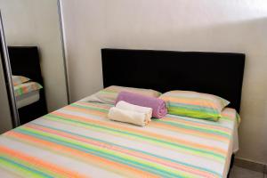 uma cama com duas toalhas e duas almofadas em Excelente casa com Wi-Fi no centro de Lencois BA em Lençóis