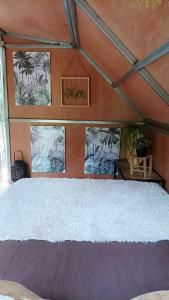 um quarto com uma cama grande num quarto em CAMPING le fruit de la passion em Saint-Louis