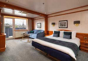 Postel nebo postele na pokoji v ubytování Sunborn London Yacht Hotel