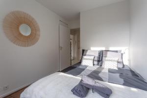 Ένα ή περισσότερα κρεβάτια σε δωμάτιο στο Place Cosy - Charmant appt pour 4 +7 φωτογραφίες