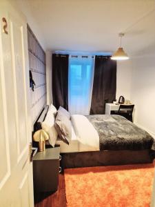 a bedroom with a bed and a window at Flat 16 Homedale house in Sutton