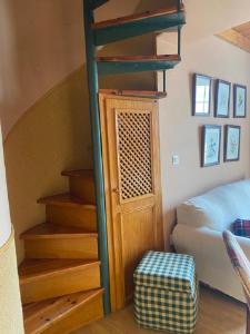 1 dormitorio con una escalera de caracol que conduce a una litera en Nievemar Edificio Montebajo, Dúplex en Zona Baja en Sierra Nevada