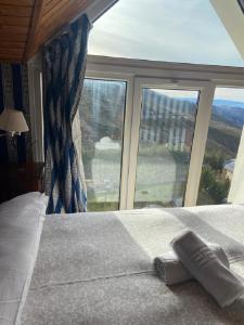 uma cama num quarto com uma grande janela em Nievemar Edificio Montebajo, Dúplex en Zona Baja em Sierra Nevada