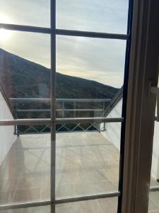 una ventana con vistas a un balcón en Nievemar Edificio Montebajo, Dúplex en Zona Baja en Sierra Nevada