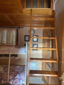 - une chambre avec 2 lits superposés et une échelle dans l'établissement Nievemar Edificio Montebajo, Dúplex en Zona Baja, à Sierra Nevada