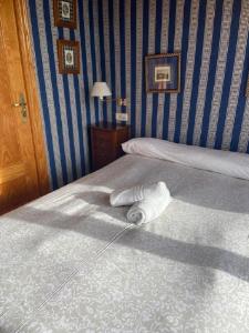 Una cama o camas en una habitación de Nievemar Edificio Montebajo, Dúplex en Zona Baja