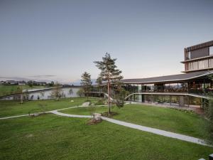 una vista di un edificio con un cortile erboso di Loxone Campus a Kollerschlag