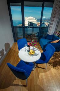 Panorama Orbi Resort في باتومي: طاولة وكراسي في غرفة مطلة