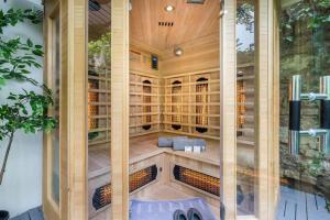 Wellness Wonderland: Garden, Sauna, Jacuzzi in CBD 1075 Budapest, 8 Kazinczy utca kép - 2