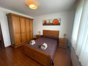 ein Schlafzimmer mit einem Bett mit zwei Handtüchern darauf in der Unterkunft Grupo Gontad Casa Balsas in A Coruña