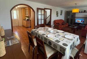 einen Tisch im Wohnzimmer mit Esszimmer in der Unterkunft Grupo Gontad Casa Balsas in A Coruña
