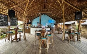 Restaurace v ubytování Mad Monkey Hostel Nacpan Beach