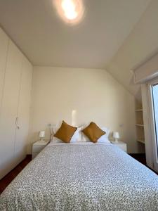 una camera con un letto con due cuscini sopra di Porta Vittoria Apartments by Accomodo a Milano
