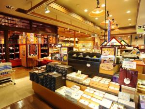 een winkel met veel producten te zien bij Shima Yamaguchikan in Nakanojo