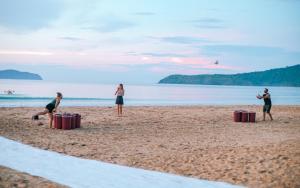 een groep mensen die op het strand spelen bij Mad Monkey Hostel Nacpan Beach in El Nido