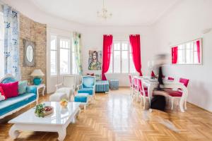 ein Wohnzimmer mit Sofa und Tisch in der Unterkunft Amazing View Designer Home with Sauna and Jacuzzi 3 min to Opera House in Budapest