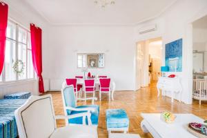 ein Wohnzimmer mit Tisch und Stühlen in der Unterkunft Amazing View Designer Home with Sauna and Jacuzzi 3 min to Opera House in Budapest + 43 Fotos