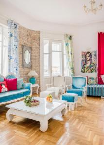 ein Wohnzimmer mit einer Couch und einem Couchtisch in der Unterkunft Amazing View Designer Home with Sauna and Jacuzzi 3 min to Opera House in Budapest