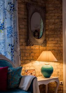 ein Wohnzimmer mit einem Tisch und einer Lampe in der Unterkunft Amazing View Designer Home with Sauna and Jacuzzi 3 min to Opera House in Budapest