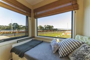 Postel nebo postele na pokoji v ubytování Coastal Pods Wynyard