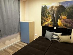 una habitación con una pintura de elefante en la pared en Апартамент Миели en Sofía