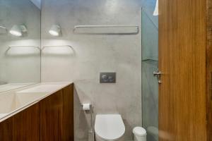 een badkamer met een toilet en een glazen douche bij Azul by the Sea in Setúbal