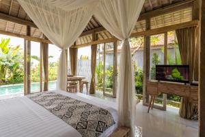 Postel nebo postele na pokoji v ubytování The Bagus Lokha Ubud Villa + 29 fotografií