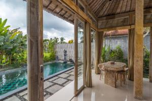 Bazén v ubytování The Bagus Lokha Ubud Villa nebo v jeho okolí