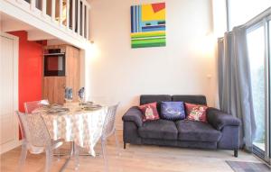 ein Wohnzimmer mit einem Tisch und einem Sofa in der Unterkunft Nice Home In Montmartin-sur-mer With Wi-fi in Montmartin-sur-Mer