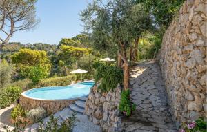 阿納卡普里的住宿－Beautiful Home In Anacapri With Kitchen，石墙旁的游泳池